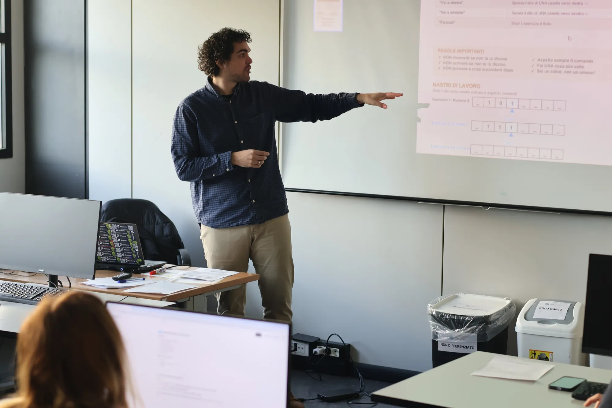 Federico Boggia durante un corso di intelligenza artificiale e pensiero computazionale in aula a Livorno