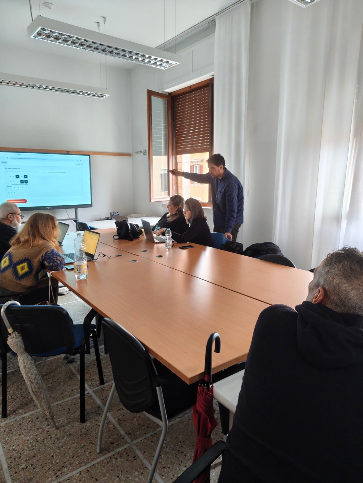 Federico Boggia mentre tiene una lezione di formazione a un gruppo in aula