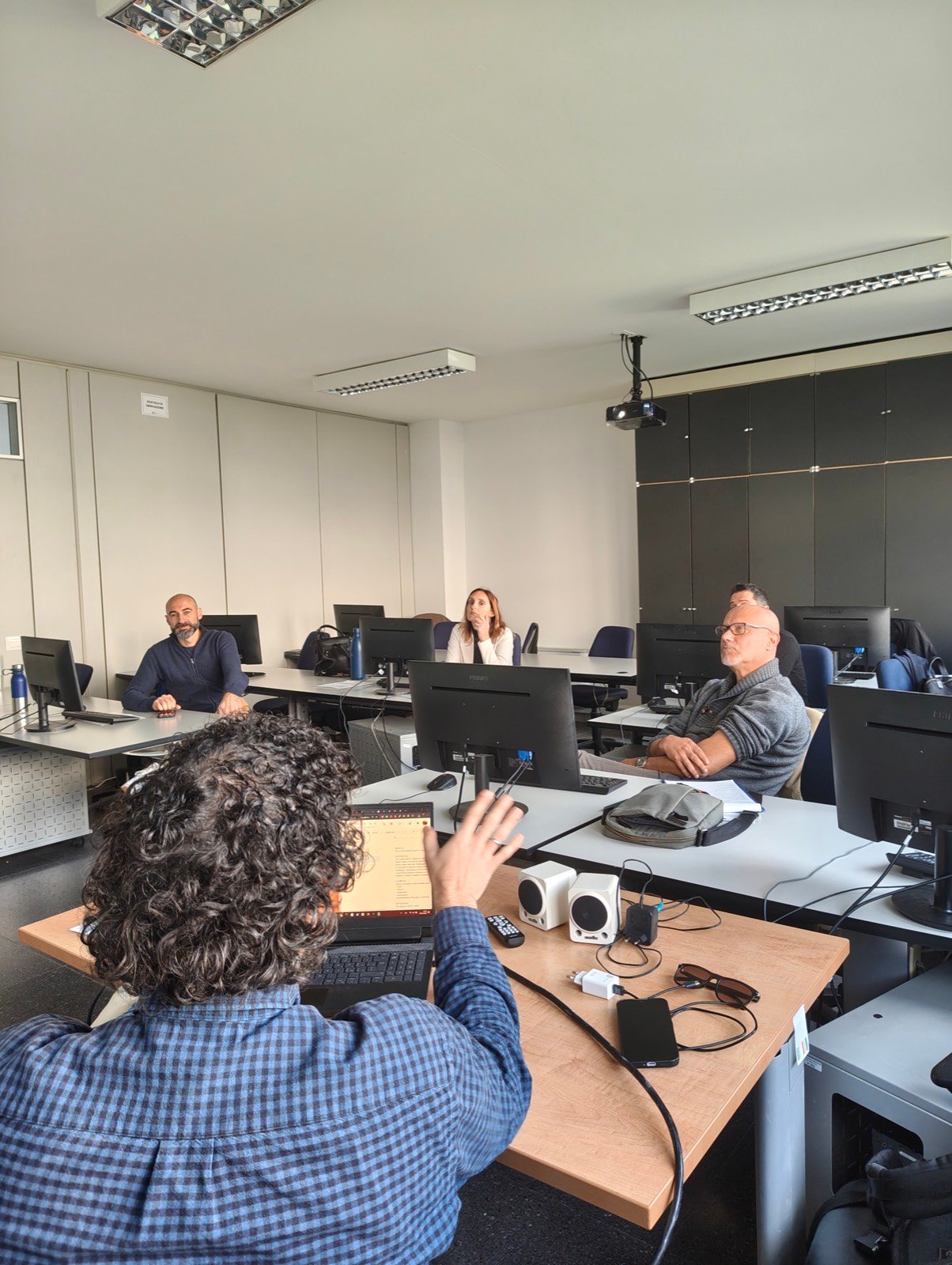 Federico Boggia spiega durante un corso di formazione in aula
